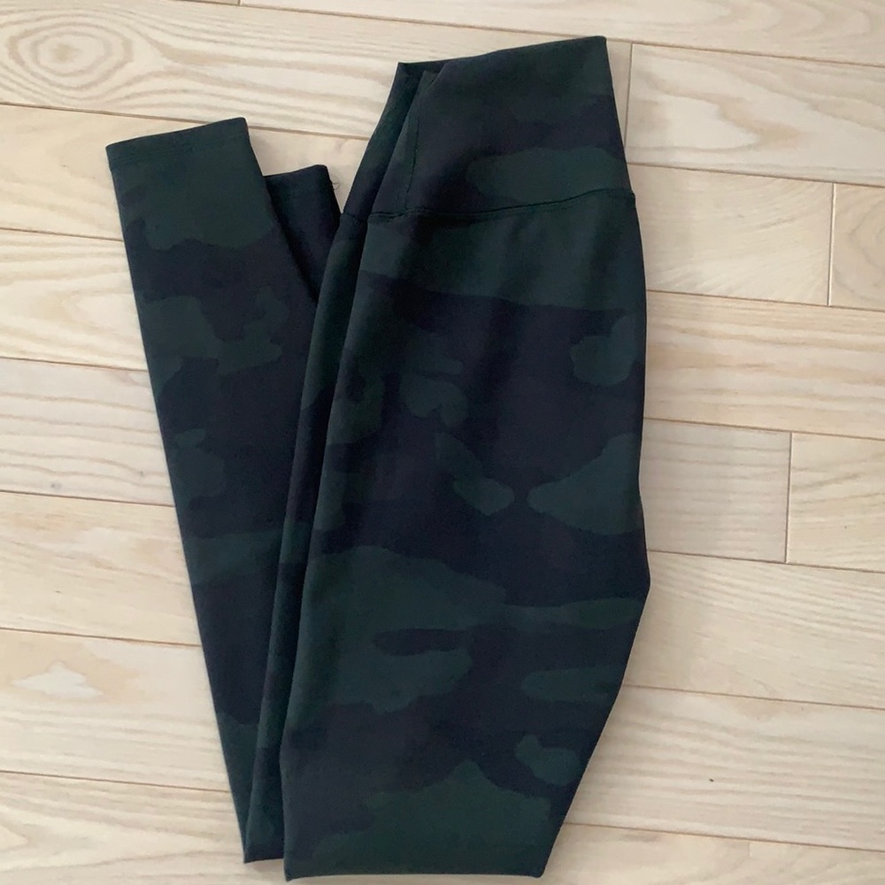 Alo yoga high waisted camo vapor leggings